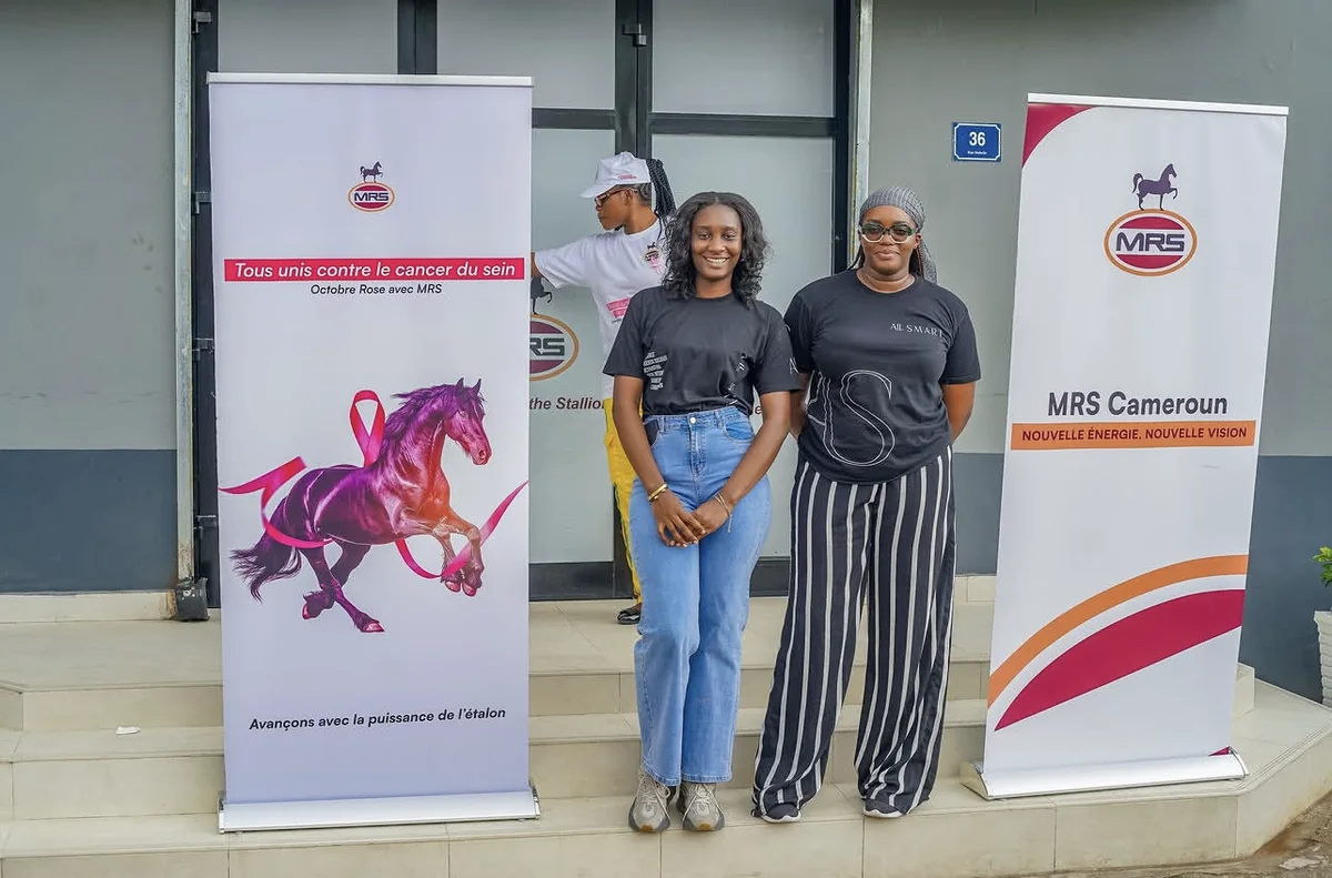 L'équipe AllSmart devant les roll-ups MRS Cameroun Octobre Rose