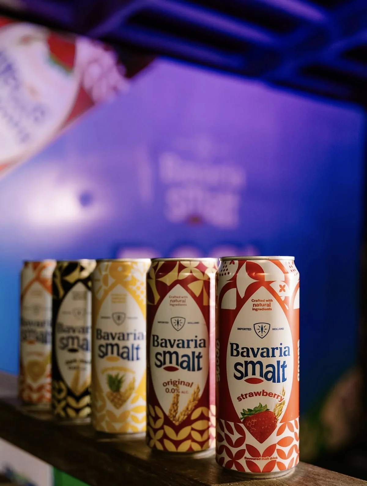 Gamme de canettes Bavaria Smalt alignées sur le bar